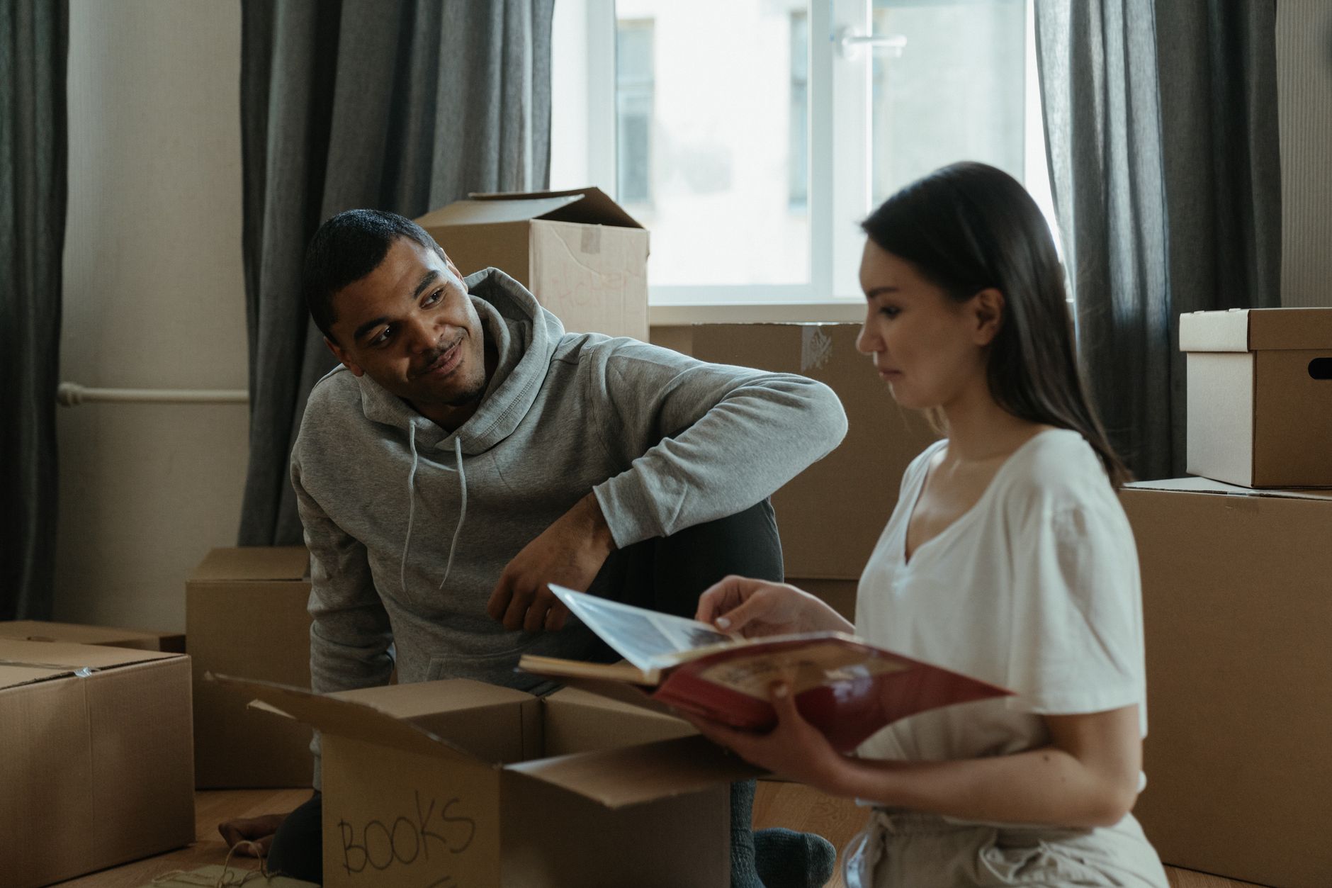 Bir apartman dairesinde paketleme yapan nakliyat ekibi