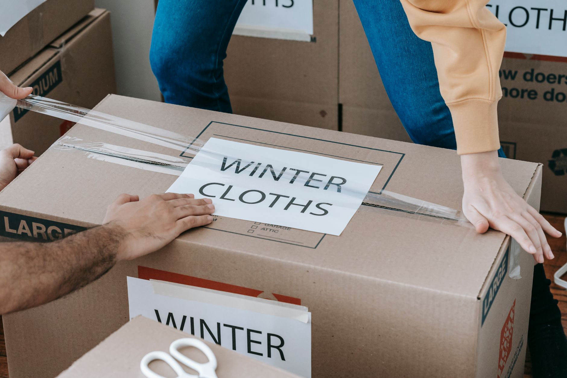 Paketleme kutuları ve ev eşyaları düzenli bir şekilde hazırlanıyor