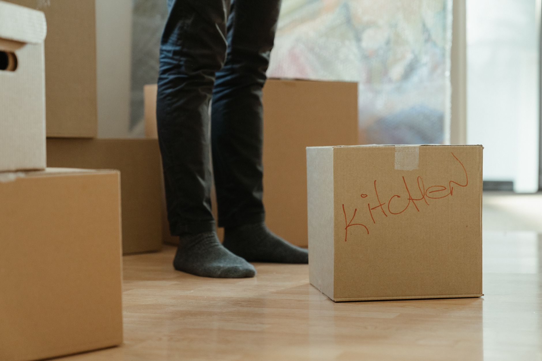Bir dairede paketleme yapan kişiler, kutular ve ev eşyaları