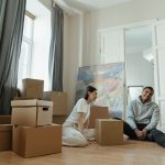 Bir apartman dairesinde paketleme yapan kişiler