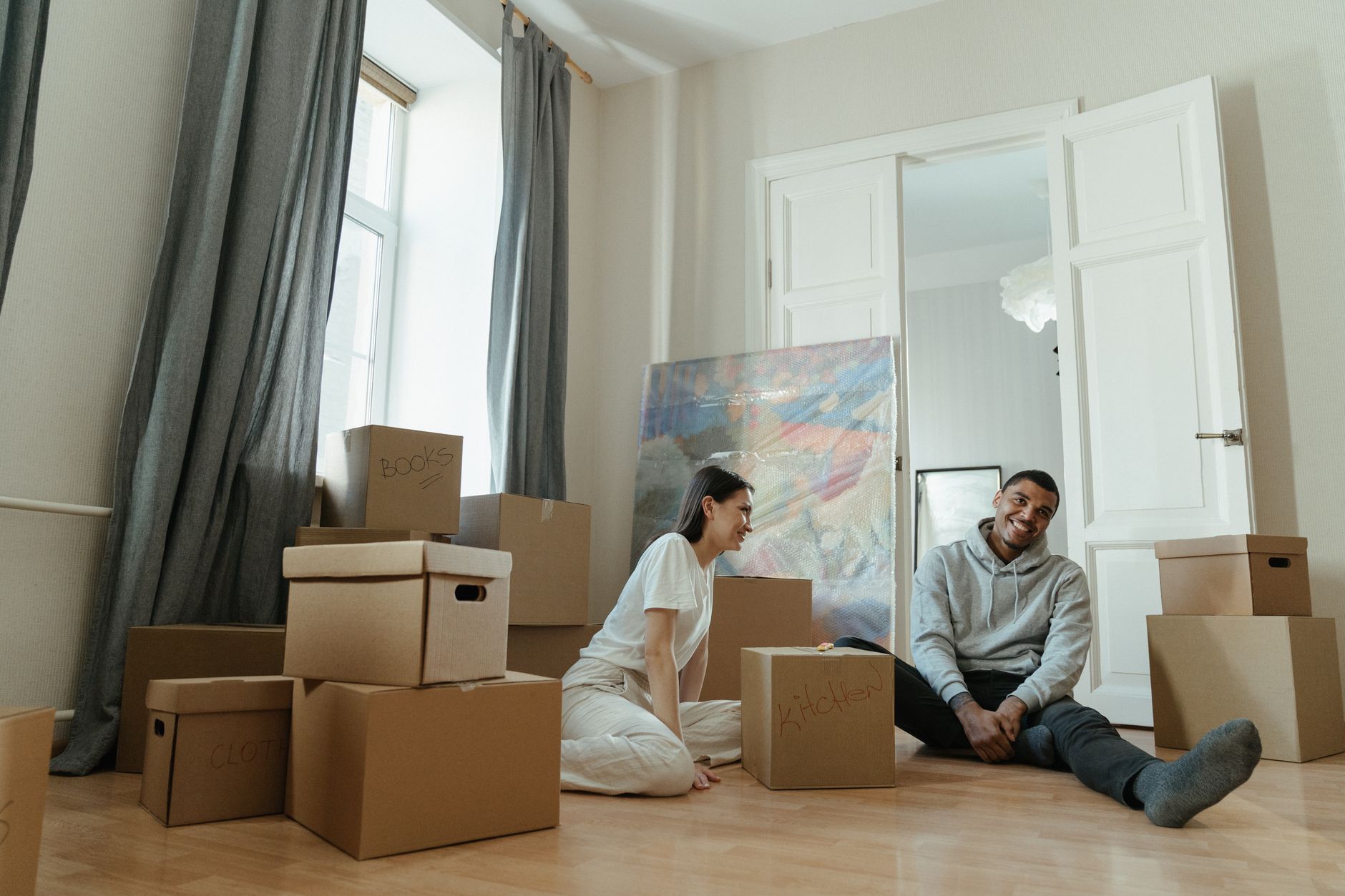 Bir apartman dairesinde paketleme yapan kişiler